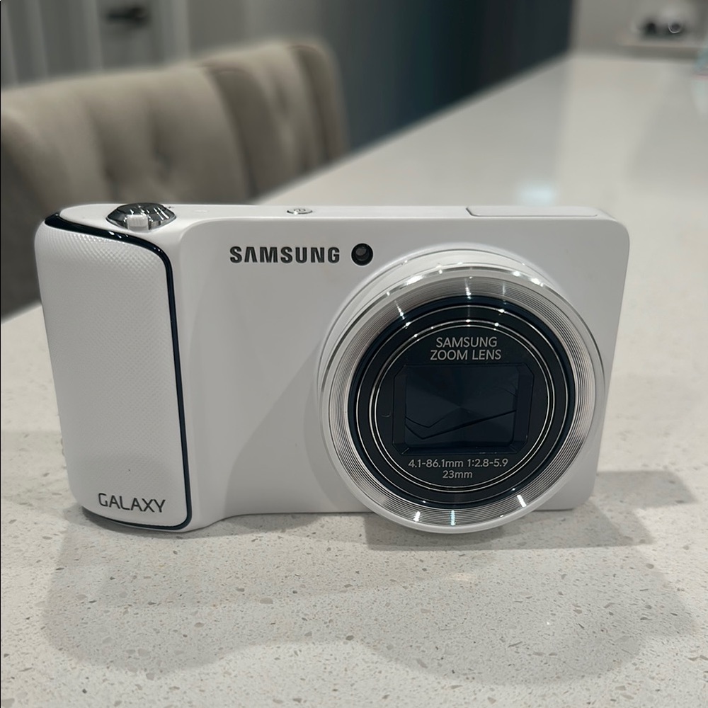 Samsung White Digital Camera Compact Design with Zoom